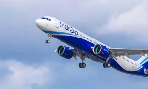 വിമാന ഭിത്തിയിൽ പേനകൊണ്ട് ബോംബ് എന്നെഴുതിയതാര്?; പൊലീസിനെ വട്ടം കറക്കി അജ്ഞാത യാത്രക്കാരന്‍, വിമാനം പുറപ്പെട്ടത് എട്ടുമണിക്കൂർ വൈകി