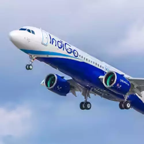 വിമാന ഭിത്തിയിൽ പേനകൊണ്ട് ബോംബ് എന്നെഴുതിയതാര്?; പൊലീസിനെ വട്ടം കറക്കി അജ്ഞാത യാത്രക്കാരന്‍, വിമാനം പുറപ്പെട്ടത് എട്ടുമണിക്കൂർ വൈകി