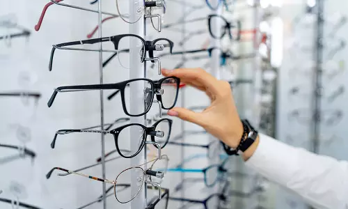 ഒരു ലക്ഷത്തിന്‍റെ കണ്ണട വാങ്ങാൻ വിസമ്മതിച്ച് അമ്മ;  മകന്‍ പറഞ്ഞ കാരണം കേട്ടപ്പോൾ ഒടുവിൽ സമ്മതം, സംഭവിച്ചത് ഇതാണ്!