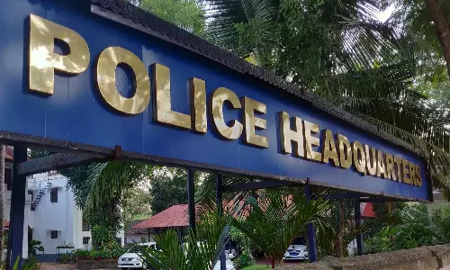 കാര്‍ പാര്‍ക്കിങ്ങിന്‍റെ പേരിൽ തര്‍ക്കം; തിരുവനന്തപുരം പൊലീസ് ആസ്ഥാനത്ത് തമ്മിലടിച്ച് പൊലീസുകാര്‍