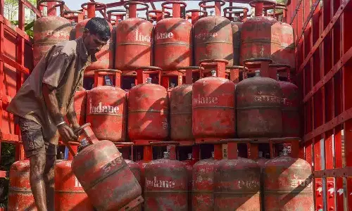 രാജ്യത്ത് ഇന്ധന പ്രതിസന്ധി രൂക്ഷം; സിലിണ്ടറുകൾ കിട്ടാനില്ലെന്ന് പരാതി