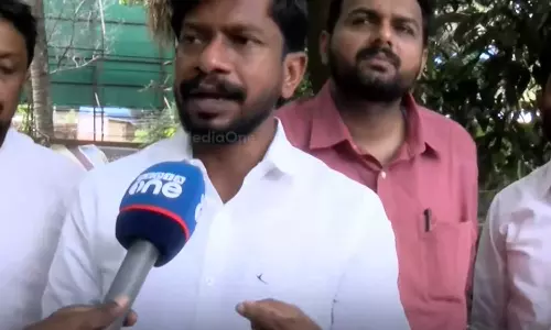 നിര്‍മാണ കമ്പനിക്ക് പണം നല്‍കിയതില്‍ ദുരൂഹത, ഒരു വര്‍ഷത്തെ പലിശ എവിടെ?: ദുരിതബാധിതർക്കായി ഡിവൈഎഫ്ഐ പിരിച്ച പണത്തില്‍ ആരോപണവുമായി യൂത്ത് കോണ്‍ഗ്രസ്