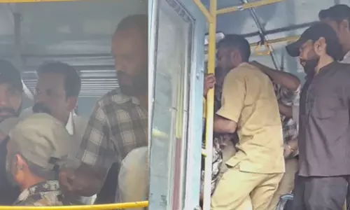 പഴയ നോട്ട് നൽകിയ യാത്രക്കാരനെ പാതിവഴിയിൽ ഇറക്കിവിടാൻ ശ്രമം; കൂത്താട്ടുകുളത്ത്  കെഎസ്ആർടിസി ബസ്​ ജീവനക്കാരും യാത്രക്കാരനും തമ്മിൽ സംഘർഷം