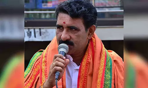 മതം ഉപയോ​ഗിച്ച് വോട്ടർമാരെ സ്വാധീനിക്കുന്ന രീതിയിൽ ഫ്ലക്സ് ബോർഡ് സ്ഥാപിച്ചു; ബിജെപി സ്ഥാനാർഥി ബി.​ഗോപാലകൃഷ്ണനെതിരെ പരാതി നൽകി എൽഡിഎഫ്