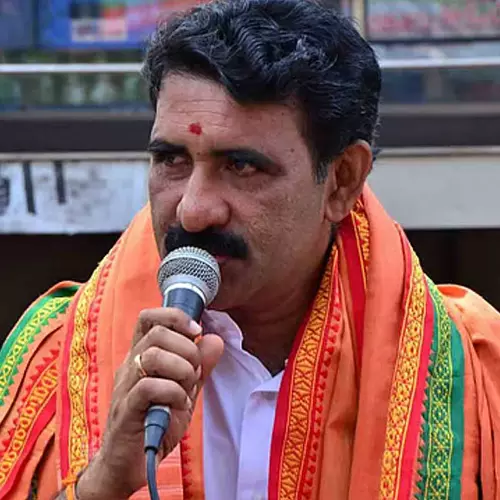 മതം ഉപയോ​ഗിച്ച് വോട്ടർമാരെ സ്വാധീനിക്കുന്ന രീതിയിൽ ഫ്ലക്സ് ബോർഡ് സ്ഥാപിച്ചു; ബിജെപി സ്ഥാനാർഥി ബി.​ഗോപാലകൃഷ്ണനെതിരെ പരാതി നൽകി എൽഡിഎഫ്