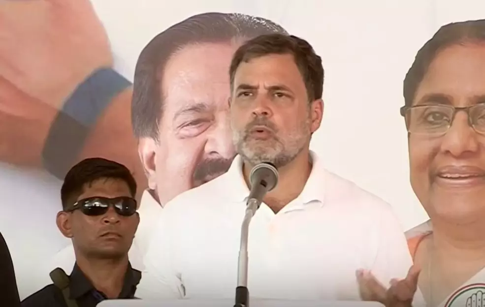 സിപിഎമ്മും ബിജെപിയും ആർഎസ്എസും ഒന്നാണ്; ആഞ്ഞടിച്ച് രാഹുൽ ഗാന്ധിയുടെ രണ്ടാംഘട്ട പര്യടനം സിപിഎമ്മും ബിജെപിയും ആർഎസ്എസും ഒന്നാണ്; ആഞ്ഞടിച്ച് രാഹുൽ ഗാന്ധിയുടെ രണ്ടാംഘട്ട പര്യടനം