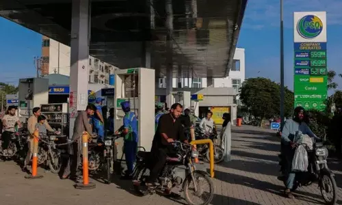 പെട്രോൾ ലിറ്ററിന് 80 രൂപ കുറച്ച് പാകിസ്താൻ;  പ്രതിഷേധച്ചൂടറിഞ്ഞ് രാജ്യം