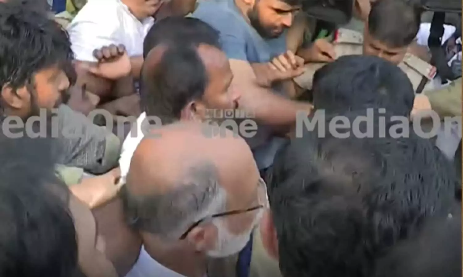 വാടാനപ്പള്ളിയിലെ കിറ്റ് വിവാദത്തെ തുടര്ന്നുള്ള പ്രതിഷേധം; കോണ്ഗ്രസ് നേതാക്കള്ക്കെതിരെ കേസ് വാടാനപ്പള്ളിയിലെ കിറ്റ് വിവാദത്തെ തുടര്ന്നുള്ള പ്രതിഷേധം; കോണ്ഗ്രസ് നേതാക്കള്ക്കെതിരെ കേസ്