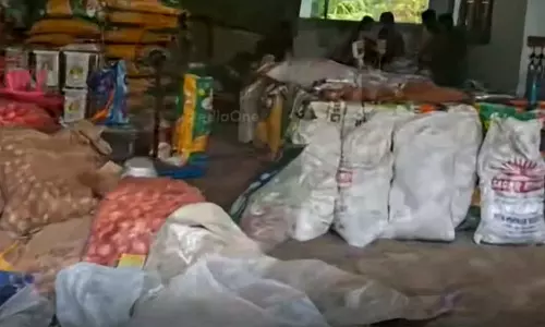 വാടാനപ്പള്ളിയിൽ നാല് വാഹനങ്ങളിലായി 2000 കിറ്റ് വിതരണം ചെയ്യാൻ ബിജെപി ശ്രമം;   തടഞ്ഞ് യുഡിഎഫ്-എൽഡിഎഫ് പ്രവർത്തകർ