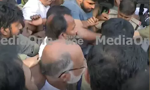 വാടാനപ്പള്ളിയിലെ കിറ്റ് വിവാദത്തെ തുടര്‍ന്നുള്ള പ്രതിഷേധം; കോണ്‍ഗ്രസ് നേതാക്കള്‍ക്കെതിരെ കേസ്