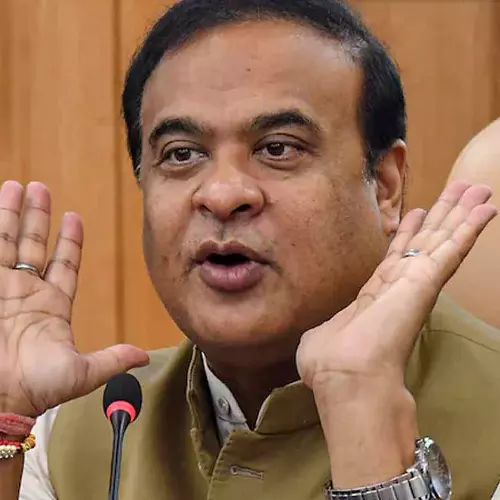 മുഖ്യമന്ത്രിയുടെ ഭാര്യക്ക് എങ്ങനെ മൂന്ന് പാസ്പോർട്ട് ലഭിച്ചു?; ഹിമന്ത ബിശ്വശർമക്കും ഭാര്യക്കുമെതിരെ കോൺഗ്രസ്