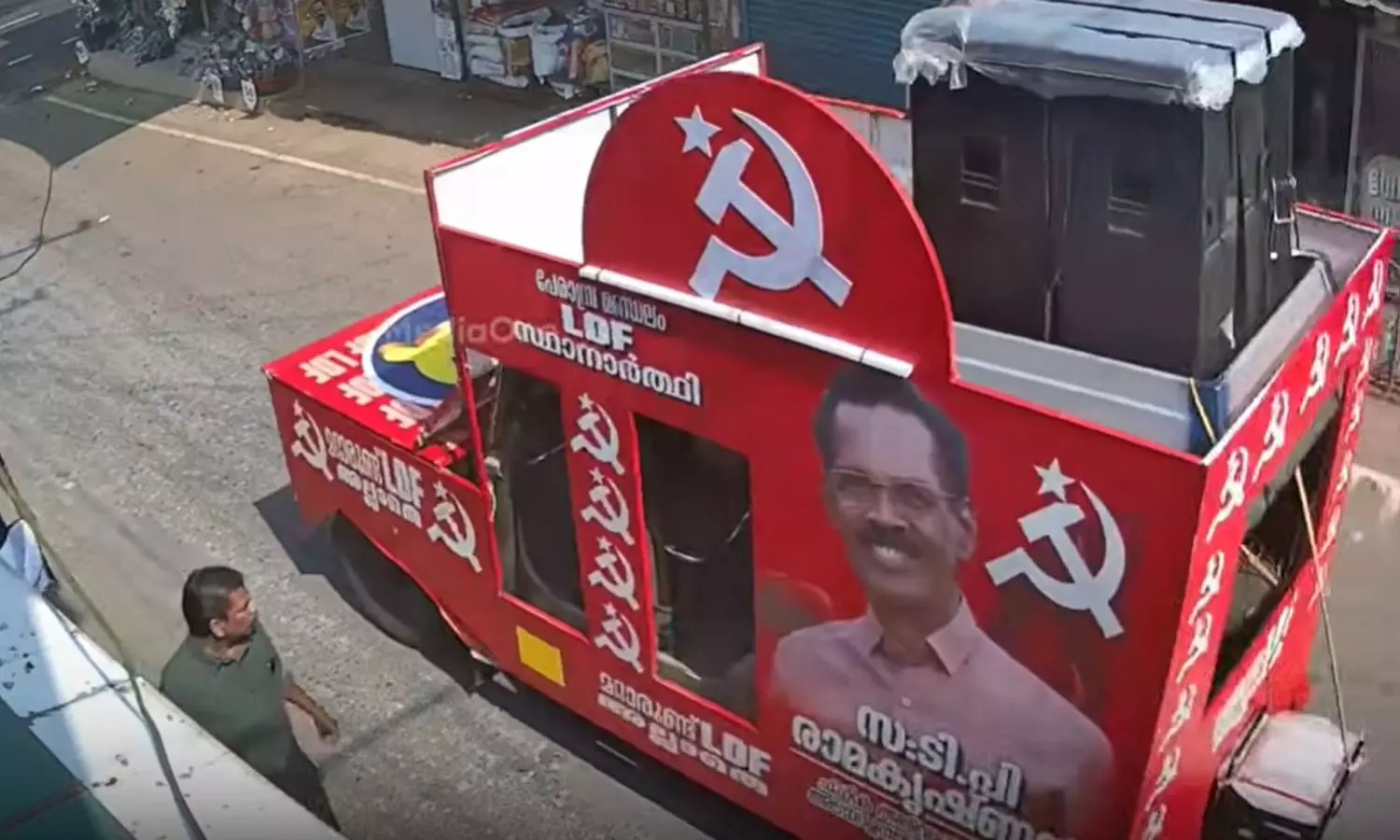 പേരാമ്പ്രയിലെ വിവാദ അനൗൺസ്മെന്റ്:ചട്ടലംഘനമില്ലെന്ന് കലക്ടർ; നിയമനടപടിയുമായി മുന്നോട്ട് പോകുമെന്ന് യുഡിഎഫ് പേരാമ്പ്രയിലെ വിവാദ അനൗൺസ്മെന്റ്:ചട്ടലംഘനമില്ലെന്ന് കലക്ടർ; നിയമനടപടിയുമായി മുന്നോട്ട് പോകുമെന്ന് യുഡിഎഫ്