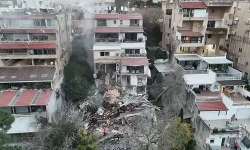 ഹൈഫയിലെ ജനവാസ കേന്ദ്രങ്ങൾക്ക് നേരെ ഇറാന്റെ മിസൈൽ ആക്രമണം,  വൻ നാശനഷ്ടം; നാലുപേരെ കാണാതായി