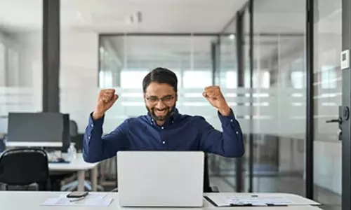 അവധി ദിനത്തിൽ ഇരട്ടി ശമ്പളം; വിനോദ പരിപാടികൾ, ജിം മെമ്പർഷിപ്പ്, പ്രഭാതഭക്ഷണം, ഓവർടൈം ജോലിക്ക് ശമ്പളത്തിന്റെ ഒന്നര മടങ്ങ് പ്രതിഫലം: വൈറലായി ബാങ്ക് ജീവനക്കാരൻ്റെ വീഡിയോ