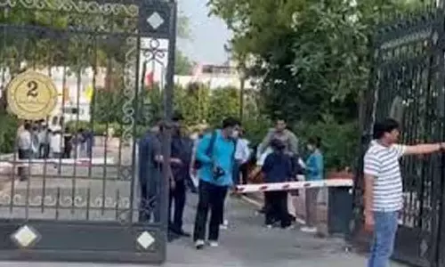 ഡൽഹി നിയമസഭയിൽ വൻ സുരക്ഷാവീഴ്ച: ബാരിക്കേഡുകൾ തകർത്ത് കാർ അകത്തുകയറി, സ്പീക്കറുടെ ഓഫീസിന് മുന്നിൽ പൂച്ചെണ്ട് വച്ച് കടന്നു കളഞ്ഞു