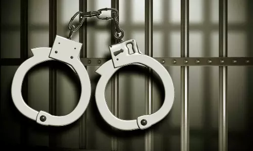 വാക്ക് തർക്കം, മകനെ കല്ലുകൊണ്ട് അടിച്ച് കൊന്ന ശേഷം മൃതദേഹം തോട്ടത്തിൽ കുഴിച്ചുമൂടി; അമ്മ അറസ്റ്റിൽ