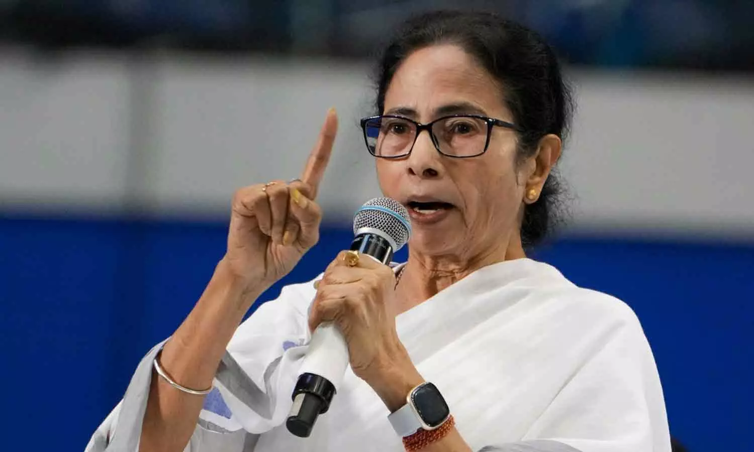 തെരഞ്ഞെടുപ്പ് കമ്മീഷനുമായി ഡിഎംകെ, കോൺഗ്രസ് രഹസ്യ ധാരണ; ബംഗാൾ ഉദ്യോഗസ്ഥരെ തമിഴ്നാട്ടിലേക്ക് മാറ്റുന്നതിൽ ഗൂഢാലോചനയെന്ന് മമത ബാനർജി തെരഞ്ഞെടുപ്പ് കമ്മീഷനുമായി ഡിഎംകെ, കോൺഗ്രസ് രഹസ്യ ധാരണ; ബംഗാൾ ഉദ്യോഗസ്ഥരെ തമിഴ്നാട്ടിലേക്ക് മാറ്റുന്നതിൽ ഗൂഢാലോചനയെന്ന് മമത ബാനർജി