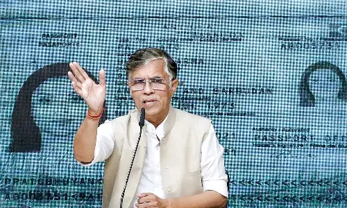 അസം മുഖ്യമന്ത്രിയുടെ ഭാര്യക്കെതിരായ ആരോപണം; പവൻ ഖേരയുടെ വീട്ടിൽ പൊലീസ്