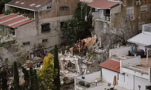 ഇസ്രായേലിൽ ഇറാൻ്റെ തിരിച്ചടി; പെറ്റാ തിക്‌വയിൽ കെട്ടിടം തകർന്നു, വൻ നാശനഷ്ടം