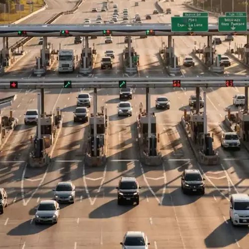ഇനി പണം നീട്ടിയാൽ ടോൾ ഗേറ്റ് തുറക്കില്ല; ഹൈവേ യാത്രക്കാർ അറിയേണ്ട സുപ്രധാന മാറ്റങ്ങൾ