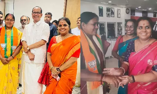 വോട്ടിന് നോട്ട്; ശോഭയുടെ വാദങ്ങള്‍ പൊളിയുന്നു, പൈസ നല്‍കിയ സ്ത്രീക്കൊപ്പം നില്‍ക്കുന്ന ചിത്രങ്ങള്‍ പുറത്തുവിട്ട് കോണ്‍ഗ്രസ്‌