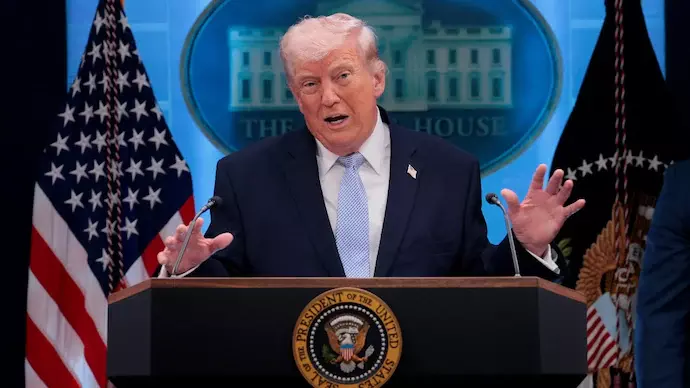 ഇതുവരെ കാണാത്ത പ്രത്യാക്രമണം ഉണ്ടാകും: ഇറാനുമായുള്ള വെടിനിർത്തലിനിടെ മുന്നറിയിപ്പുമായി ട്രംപ് ഇതുവരെ കാണാത്ത പ്രത്യാക്രമണം ഉണ്ടാകും: ഇറാനുമായുള്ള വെടിനിർത്തലിനിടെ മുന്നറിയിപ്പുമായി ട്രംപ്