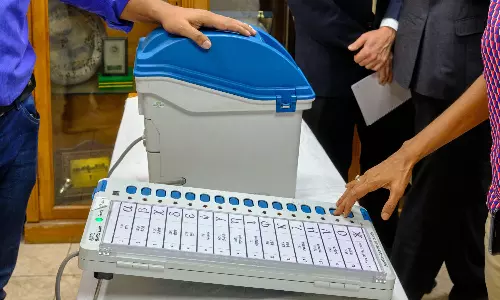 നിയമസഭാ തെരഞ്ഞെടുപ്പ്; വിവിധയിടങ്ങളിൽ പണിമുടക്കി വോട്ടിങ് യന്ത്രങ്ങൾ