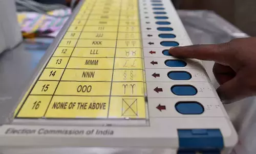 ചെയ്യുന്നതില്‍ കൂടുതല്‍ വോട്ടുകള്‍ മെഷീനിൽ രേഖപ്പെടുത്തുന്നു; മഞ്ചേശ്വരത്ത് വോട്ടിങ് മെഷീന്‍ തകരാറെന്ന് പരാതി