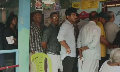 കേരളം വിധിയെഴുതുന്നു; ഉച്ചവരെ കനത്ത പോളിങ്