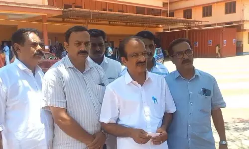 വയനാട് ചെറുകാട്ടൂരിൽ പോളിങ് ഓഫീസർ താമരക്ക് വോട്ട് ചെയ്യാൻ പറഞ്ഞതായി പരാതി