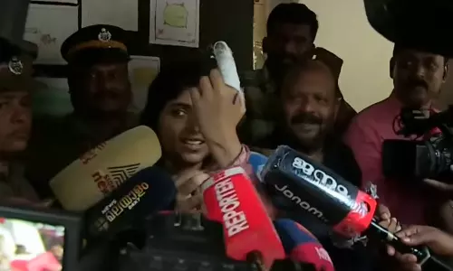 ചൂണ്ടുവിരലിൽ മുറിവ്; വോട്ട് ചെയ്യാൻ പറ്റില്ലെന്ന് ഉദ്യോഗസ്ഥർ, അഞ്ച് മണിക്കൂർ കാത്ത് നിന്ന് വോട്ട് രേഖപ്പെടുത്തി അക്ഷയ