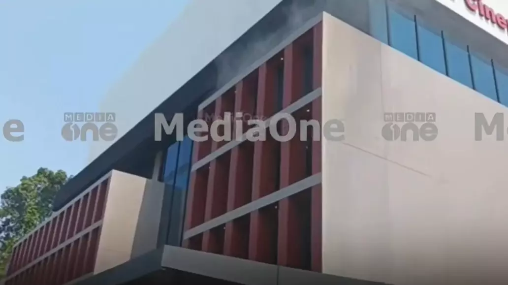 ഉദ്ഘാടനദിവസം പിറവത്തെ ആശിർവാദ് സിനിമ കോംപ്ലക്സിൽ തീപിടിത്തം; ഷോകൾ നിര്ത്തിവച്ചു ഉദ്ഘാടനദിവസം പിറവത്തെ ആശിർവാദ് സിനിമ കോംപ്ലക്സിൽ തീപിടിത്തം; ഷോകൾ നിര്ത്തിവച്ചു