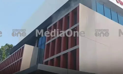 ഉദ്ഘാടനദിവസം പിറവത്തെ ആശിർവാദ് സിനിമ കോംപ്ലക്സിൽ തീപിടിത്തം; ഷോകൾ നിര്‍ത്തിവച്ചു