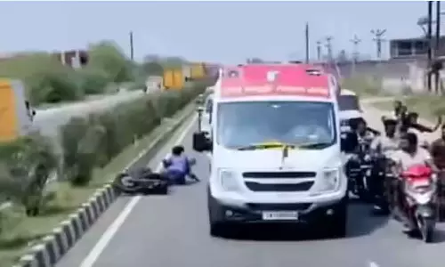 വിജയ്‌യുടെ തെരഞ്ഞെടുപ്പ് പ്രചാരണത്തിനിടെ അപകടം; റോഡ് ഷോയ്ക്കിടെ യുവാക്കൾ സഞ്ചരിച്ച ബൈക്ക് മറിഞ്ഞു