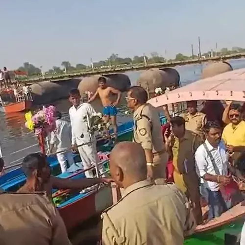 eight dead, dozens go missing as boat capsises in Yamuna River