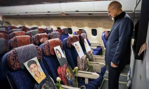 രക്തം പുരണ്ട സ്കൂൾ ബാഗുകളും ഷൂസുകളും; കൊല്ലപ്പെട്ട കുരുന്നുകളുടെ ഓർമകളുമായി ഇറാൻ സംഘം പാകിസ്താനിൽ