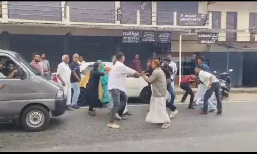 കാമുകന്റെ സുഹൃത്തുക്കളും പെൺകുട്ടിയുടെ ബന്ധുക്കളും തമ്മിൽ കോടതിക്ക് മുന്നിൽ കൂട്ടത്തല്ല് കാമുകന്റെ സുഹൃത്തുക്കളും പെൺകുട്ടിയുടെ ബന്ധുക്കളും തമ്മിൽ കോടതിക്ക് മുന്നിൽ കൂട്ടത്തല്ല്