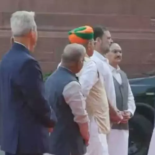 പ്രധാനമന്ത്രിയും രാഹുൽ ഗാന്ധിയും തമ്മിലുള്ള സൗഹൃദ സംഭാഷണം സമൂഹമാധ്യമങ്ങളിൽ ഹിറ്റ്, വീഡിയോ