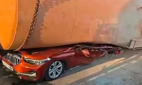 ബ്രേക്ക് നഷ്ടപ്പെട്ട ടാങ്കർ ബിഎംഡബ്ല്യു കാറിന് മുകളിലേക്ക് വീണു; മുതിർന്ന അഭിഭാഷകന് ദാരുണാന്ത്യം