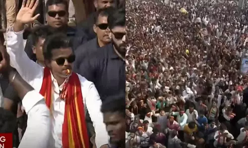 അഴിമതി തുടച്ചുനീക്കും, സര്ക്കാര് സേവനങ്ങള് ഡിജിറ്റലാക്കും; പ്രചാരണത്തിനായി കന്യാകുമാരിയിലെത്തി വിജയ് അഴിമതി തുടച്ചുനീക്കും, സര്ക്കാര് സേവനങ്ങള് ഡിജിറ്റലാക്കും; പ്രചാരണത്തിനായി കന്യാകുമാരിയിലെത്തി വിജയ്