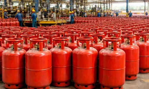 എൽപിജി സിലിണ്ടറുകളിടെ വിതരണം സാധാരണ നിലയിലേക്ക്; ആശങ്കപ്പെടേണ്ട സാഹചര്യം ഇല്ലെന്ന് കേന്ദ്രം