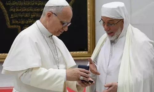 അൾജിയേഴ്‌സിലെ ഗ്രാൻഡ് മോസ്‌ക് സന്ദർശിച്ച് പോപ്പ് ലിയോ; പരസ്പര ബഹുമാനത്തിനും സമാധാനത്തിനും ആഹ്വാനം