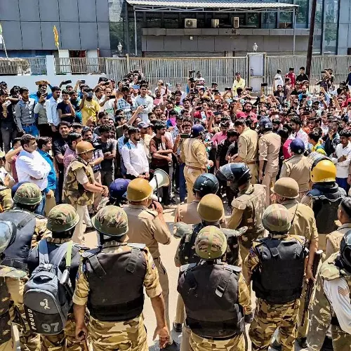 നോയിഡയിൽ തൊഴിലാളി സമരത്തിന് പിന്നില്‍ പാക് ബന്ധമെന്ന ആരോപണം; പൊലീസ് അന്വേഷണം തുടങ്ങി