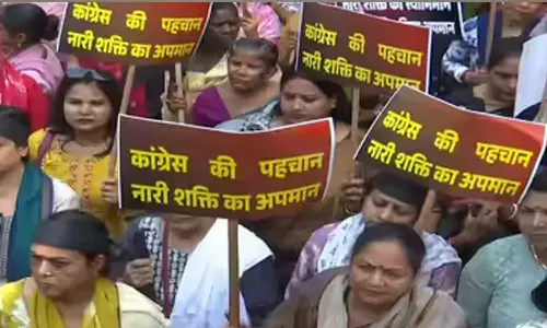 വനിത സംവരണ ഭേദഗതി ബിൽ ലോക്സഭയിൽ പരാജയപ്പെടുത്തി: രാഹുൽ ഗാന്ധിയുടെ വസതിയിലേക്ക് മഹിളാമോർച്ച പ്രതിഷേധം