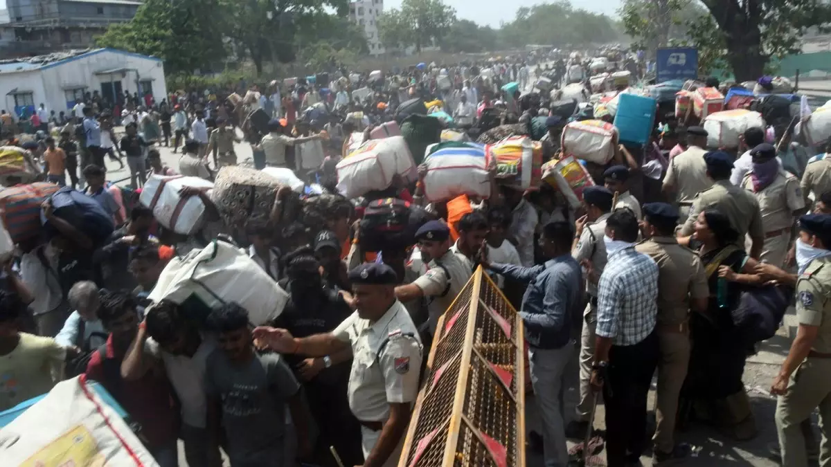 ട്രെയിൻ കയറാൻ 2 കിലോമീറ്ററോളം നീളുന്ന ക്യൂവിൽ 16 മണിക്കൂർ   വരെ കാത്തിരിപ്പ്; ഉധ്ന റെയിൽവെ സ്റ്റേഷനിൽ ജനപ്രളയം, യാത്രക്കാരെ നിയന്ത്രിക്കാൻ ലാത്തിവീശി പൊലീസ്