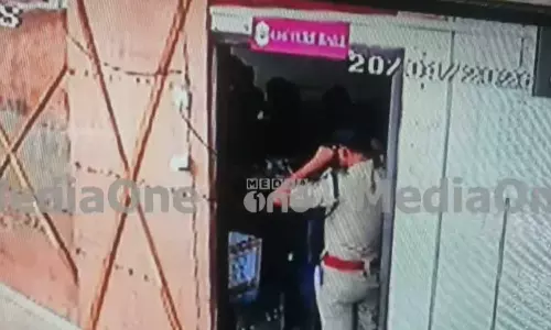 പേരാമ്പ്ര മണ്ഡലത്തിലെ വോട്ടിങ് യന്ത്രം സൂക്ഷിച്ച സ്‌ട്രോങ് റൂം  തുറന്നതായി പരാതി; പ്രതിഷേധവുമായി യുഡിഎഫ്