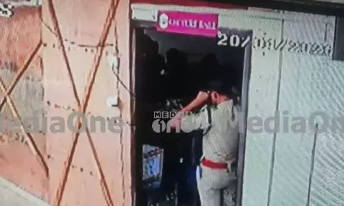 കോഴിക്കോട് വോട്ടിങ് കേന്ദ്രത്തിലെ റിസർവ് റൂം തുറന്നതിൽ റിട്ടേണിങ് ഓഫീസർക്ക് വീഴ്ച; വിശദീകരണം തേടി ഡെപ്യൂട്ടി കലക്ടർ