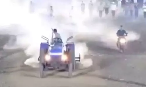 ഫൈനൽ കാണാൻ ക്ഷണിച്ചില്ല;ദേഷ്യം തീർക്കാൻ മത്സരത്തിനിടെ പിച്ചിലൂടെ ട്രാക്ടർ ഓടിച്ച് മുൻസിപ്പൽ കൗൺസിൽ പ്രസിഡന്റ്- WATCH VIDEO