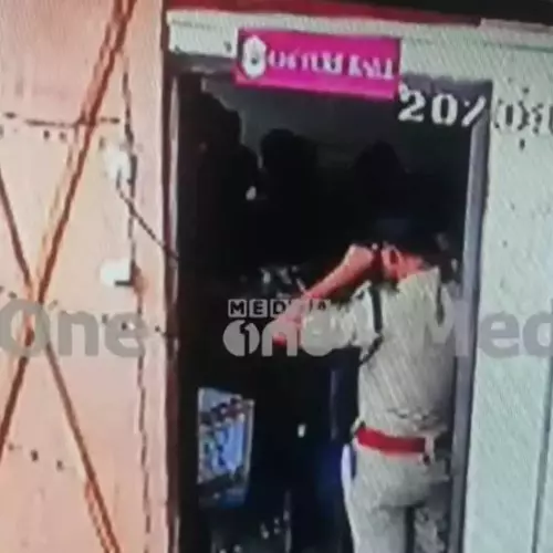 കോഴിക്കോട് വോട്ടിങ് കേന്ദ്രത്തിലെ റിസർവ് റൂം തുറന്നതിൽ റിട്ടേണിങ് ഓഫീസർക്ക് വീഴ്ച; വിശദീകരണം തേടി ഡെപ്യൂട്ടി കലക്ടർ