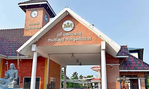 ഗവർണറുടെ പരിപാടിയിലെ പങ്കാളിത്തം അനുസരിച്ചായിരിക്കും തിരിച്ചുള്ള സഹകരണം; കാലടി സർവകലാശാലയിൽ വിദ്യാർഥിക്കൾക്ക് വകുപ്പ്​ മേധാവിയുടെ ഭീഷണി സന്ദേശം